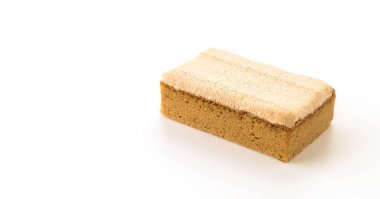 Beyaz arka planda kahveli kek.