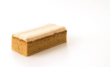 Beyaz arka planda kahveli kek.