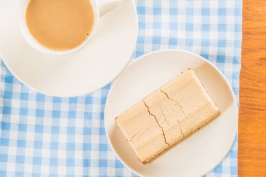 Tahta arka planda kahveli kek.