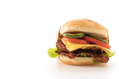 Beyaz arka planda pastırma burger