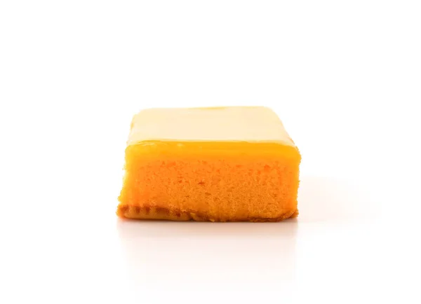 흰 배경에 있는 오렌지 케이크 — 스톡 사진