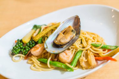 Acılı spagetti deniz ürünleri