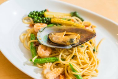 Acılı spagetti deniz ürünleri
