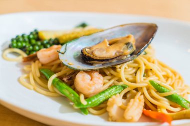 Acılı spagetti deniz ürünleri