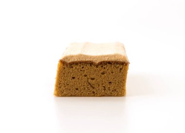 Beyaz arka planda kahveli kek.
