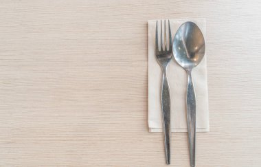 kaşık ve çatal masada