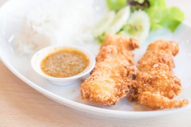 pirinç kızarmış balık