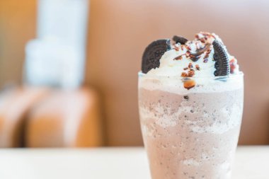 çikolata kurabiye ve krema ile