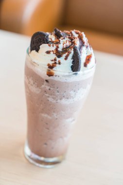 çikolata kurabiye ve krema ile