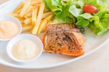 Somon steak salata ile