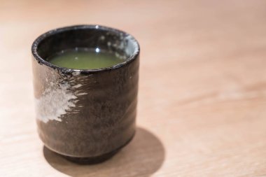 ahşap masa sıcak matcha