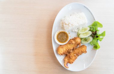 pirinç kızarmış balık