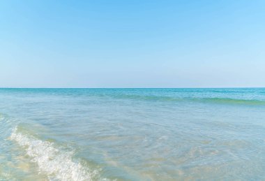 Deniz ve plaj ile mavi gökyüzü