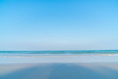 Deniz ve plaj ile mavi gökyüzü