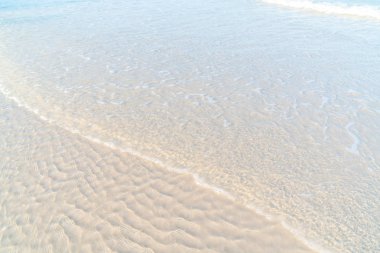 Deniz ve plaj ile mavi gökyüzü