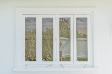 Frontal kapalı pencerenin resmini