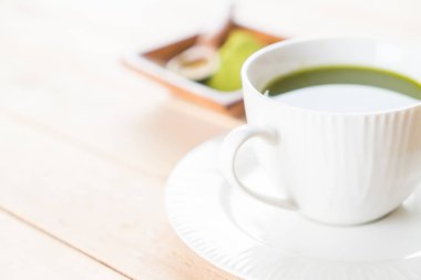 ahşap arka plan üzerinde sıcak matcha