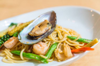 Acılı spagetti deniz ürünleri