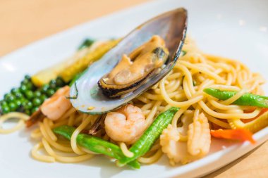 Acılı spagetti deniz ürünleri