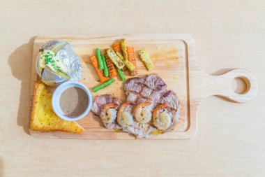 karides ile domuz eti biftek