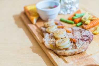 karides ile domuz eti biftek