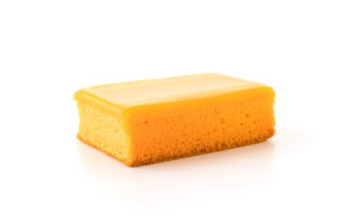 beyaz arkaplanda turuncu pasta