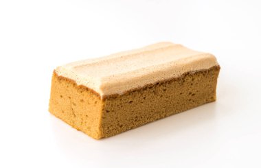 Beyaz arka planda kahveli kek.