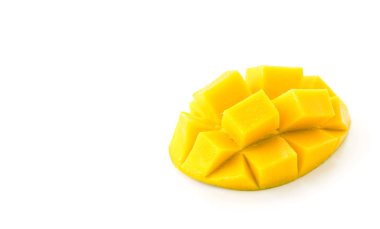 Beyaz arkaplanda taze mango