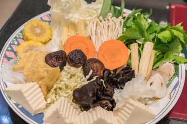 karışık doğrama sebze yemek üzerinde 