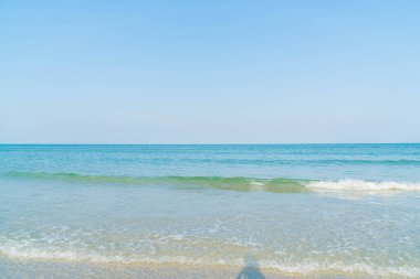 Deniz ve plaj ile mavi gökyüzü