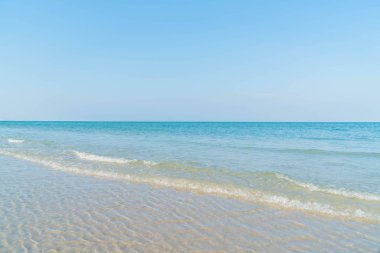 Deniz ve plaj ile mavi gökyüzü