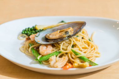 Acılı spagetti deniz ürünleri