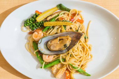 Acılı spagetti deniz ürünleri