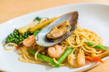 Acılı spagetti deniz ürünleri