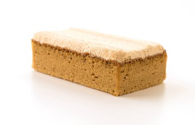 Beyaz arka planda kahveli kek.