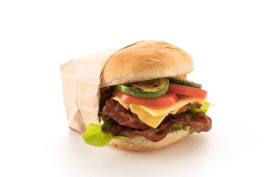 Beyaz arka planda pastırma burger