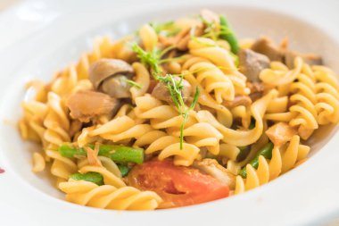 Baharatlı ton balıklı makarna