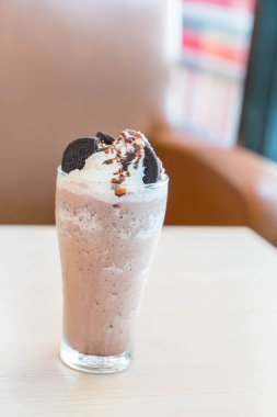 çikolata kurabiye ve krema ile