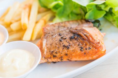 Somon steak salata ile