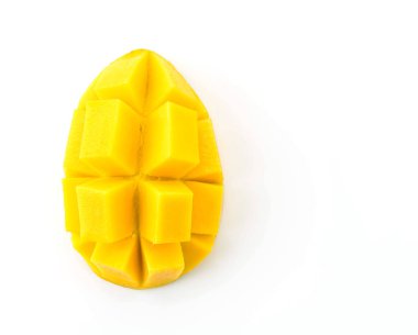 Beyaz arkaplanda taze mango