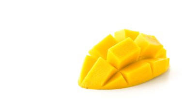 Beyaz arkaplanda taze mango