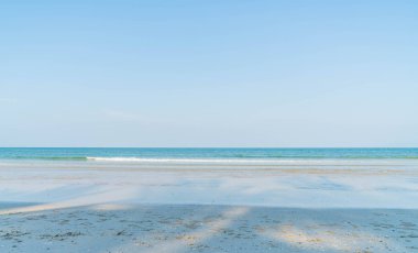 Deniz ve plaj ile mavi gökyüzü