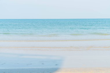 Deniz ve plaj ile mavi gökyüzü