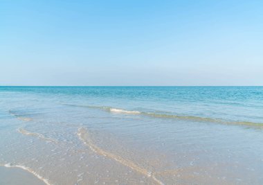 Deniz ve plaj ile mavi gökyüzü