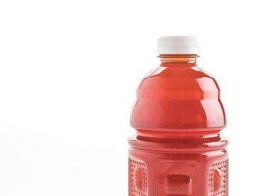 Beyaz arka planda meyve suyu şişesi