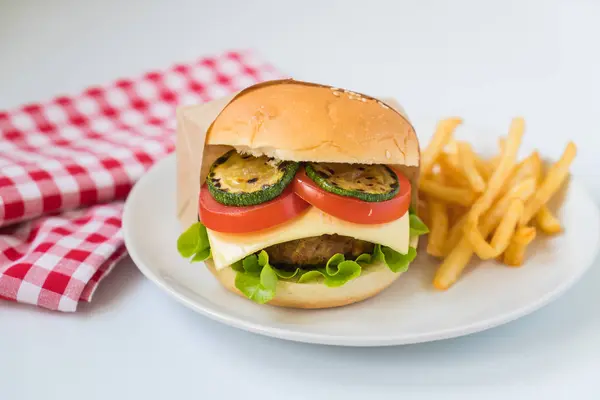 Szalonnás burger sült krumplival — Stock Fotó