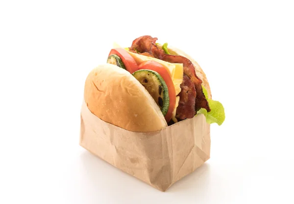 Hamburger di pancetta su sfondo bianco — Foto Stock