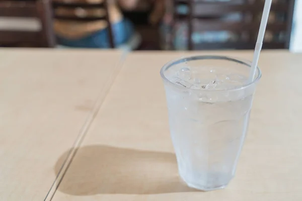 Iced water op houten tafel — Stockfoto