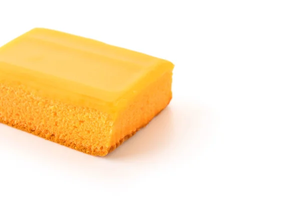Torta arancione su sfondo bianco — Foto Stock