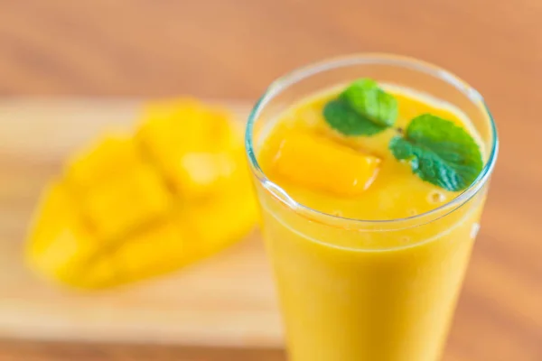 Fresh mango smoothie — Stock Photo, Image